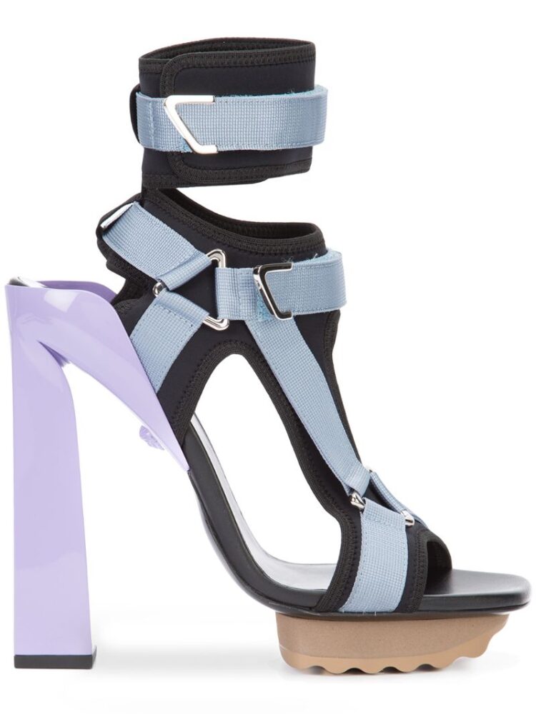 Versace Sandalen mit T-förmigem Riemch sneakers (zwart)