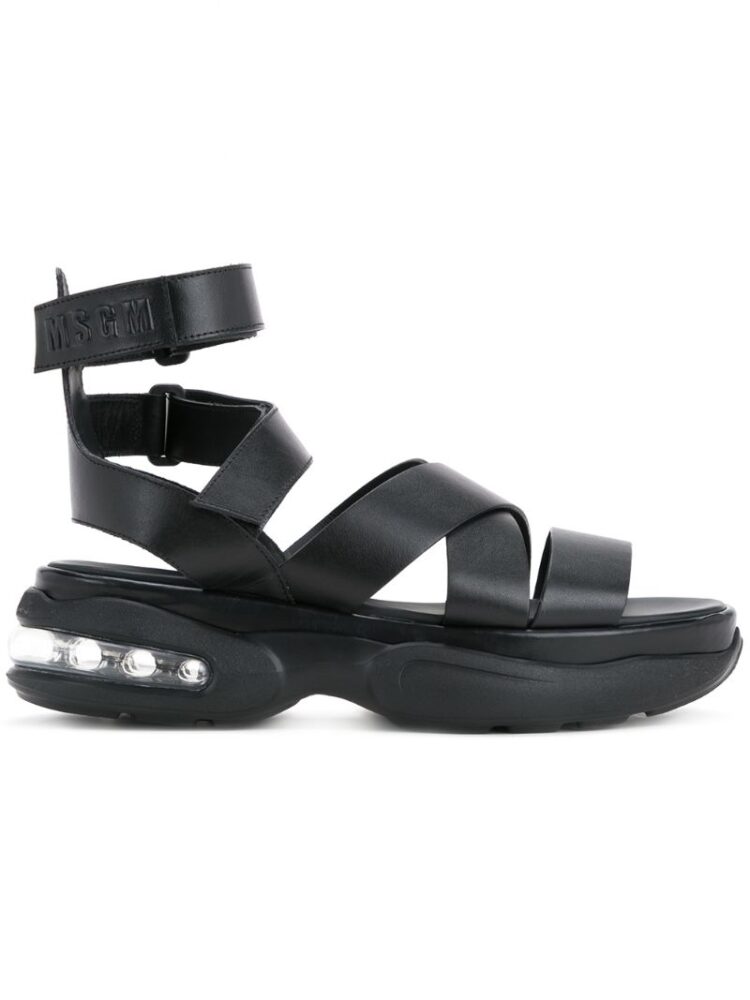 MSGM Sandalen mit gekreuzten Riem sneakers (zwart)