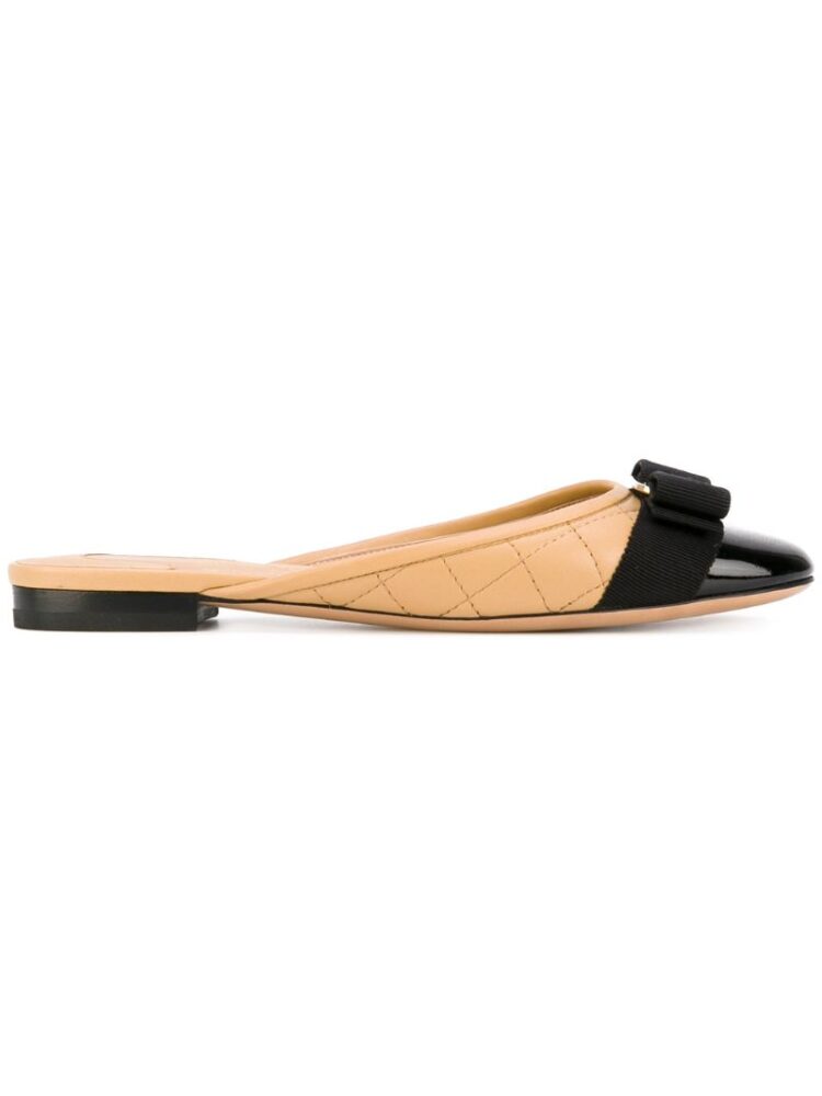 lvatore Ferragamo Gesteppte Mules mit "Vara"-Schleif sneakers (overige kleuren)